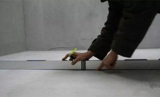 量門洞的平整度和垂直度是否符合標準,通過打磨或是抹灰處理規整,然後在刮膩