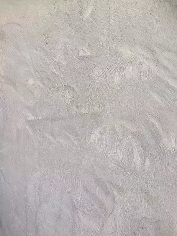 牆地對縫鋪貼,瓷磚踢腳線與磚地面接縫貫通。