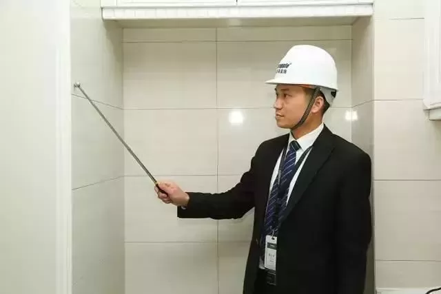 角磚壓向正確,鋪磚順序為:門對面→左右兩邊→入口牆面。陽角90°碰角,接