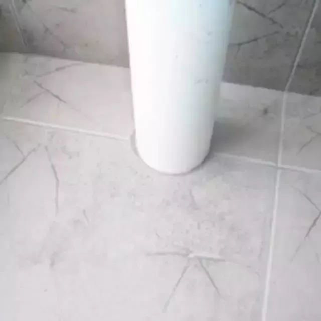 ,須進行鑿毛處理,並用素水泥漿塗刷一遍。