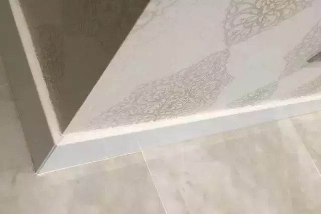 灰面用刮杆沿沖筋刮平,木抹子搓平。需要做防水的牆面,防水施工後再套房找平