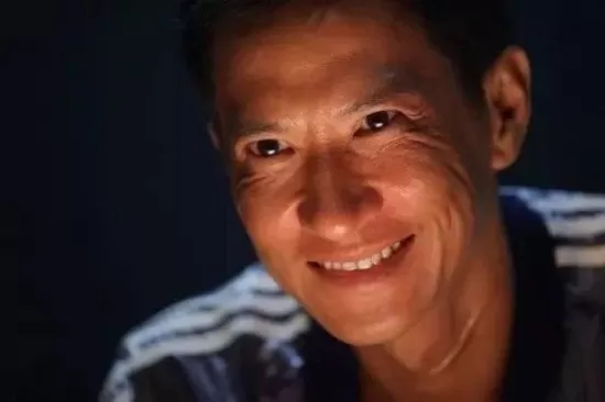 對人物的詮釋深邃內斂,像《竊聽風雲》裡的阿俊,一如既往地保持著高水準的表