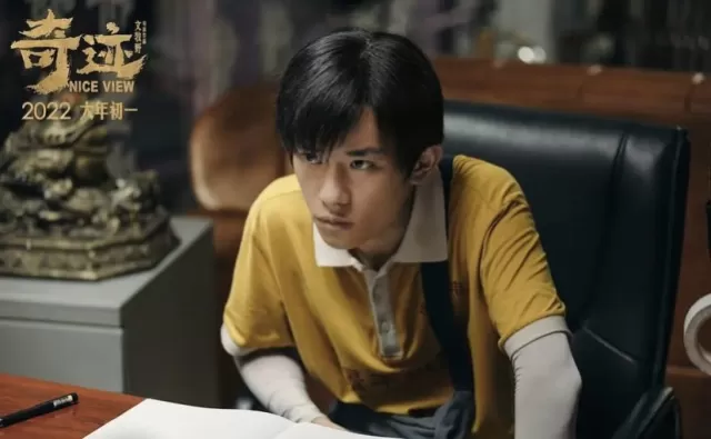 #易烊千璽首個00後破百億影人#據燈塔專業版數據顯示,青年演