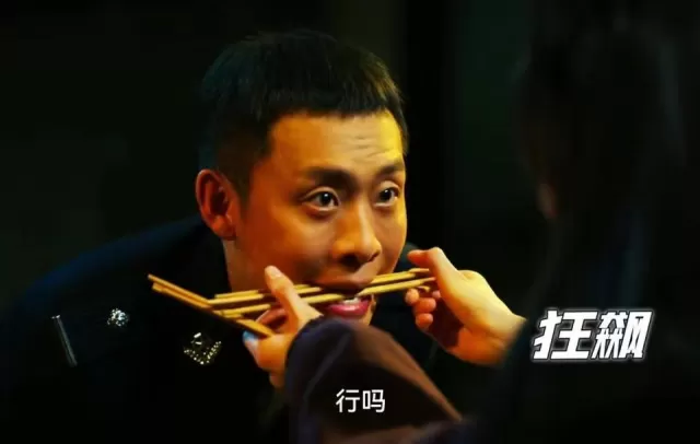 下和女演員玩得很花,平時還喜歡指名道姓帶一些其他女演員進組拍戲,而且他玩