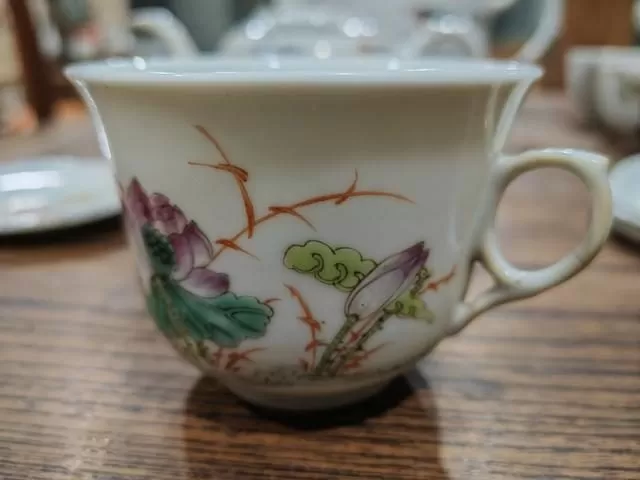 這是畫面的右面,畫了一朵含苞待放的荷花。