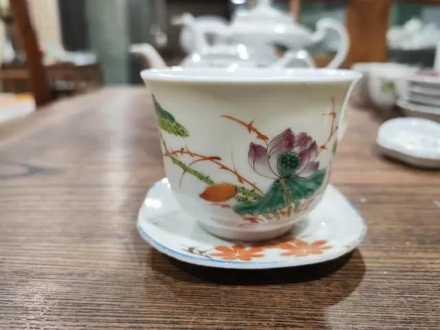 一隻民國粉彩花卉小耳杯。