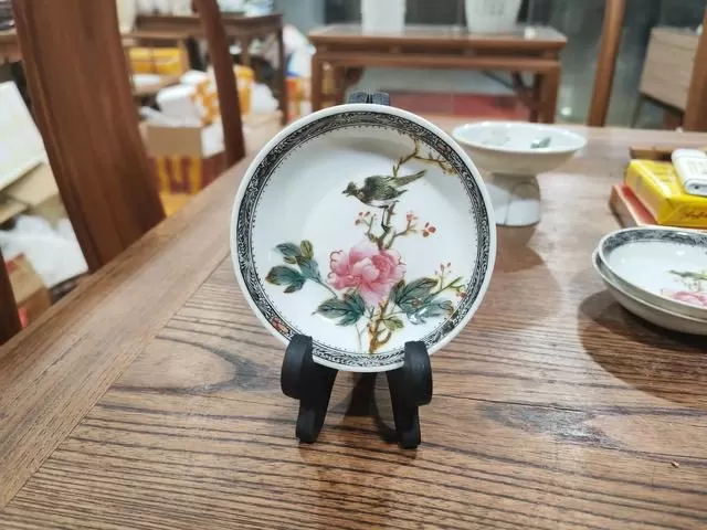 白頭」題材的小賞碟,牡丹花和白頭翁。