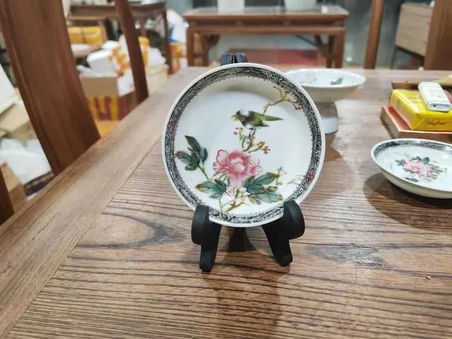 秀美的圖畫在瓷胎上展現出來。上