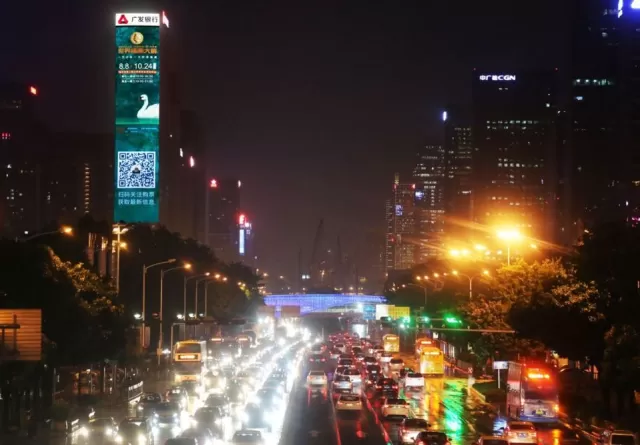 現實中的你,世界那麼大,還想出去浪。看吧,說走就走易